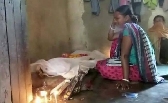 A helpless mother cries, as her 19 year old daughter is no more. She couldn't afford her treatment. 